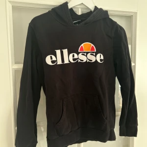 Ellesse - Ellesse hoodie, helt okej skick i storlek 152-158, hör av er vid frågor eller intresse!🩷 30kr