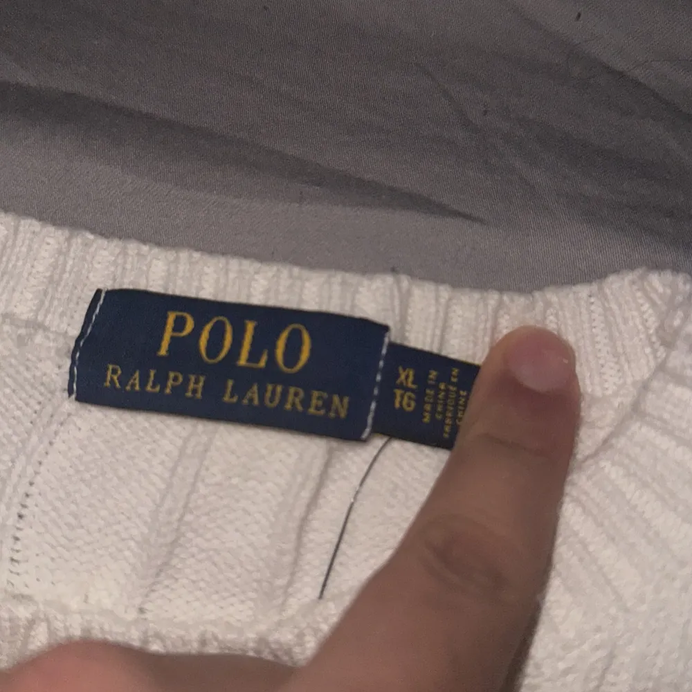 Säljer denna fina Ralph Lauren stickad tröja i storlek XL. Fick den i present därav medföljes det ej kvitto. Säljer den eftersom den var för stor på mig. Stickat.