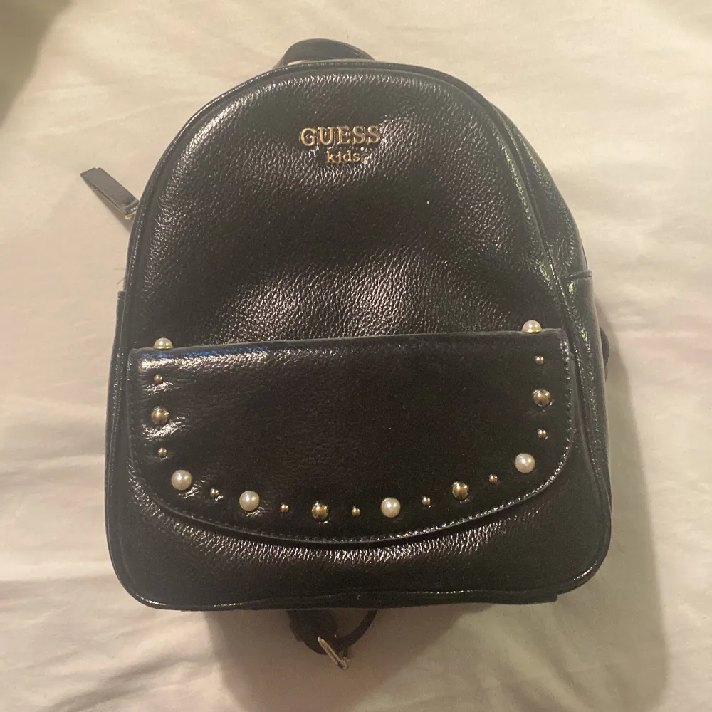 Guess, ryggsäck, bag, nypriset är runt 1000 kr. Väskor.