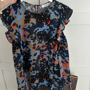 Blus - Liten söt blus från samsøe samsøe. Så fin till vita eller blåa jeans. Lite valentino inspirerat mönster. Så fin!!