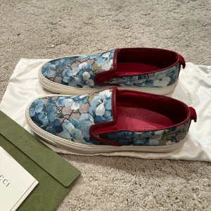 Gucci  - Gucci ”Bloom” slip ons. Slutsålda och göra inte mera. Pris 1899kr använda 1 gång. Storlek 40/41