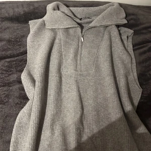 Väst - Stickad väst med dragkedja 