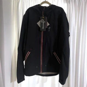 Rejäl Seglarjacka  - Windproof, rainproof, breathable  Vindjacka regnjacka seglarjacka. Finns i M/L/XL, beställt och glömt skicka tillbaka därav låga priset.  Den har meshfoder och justerbar fast huva. Fickorna har vattentäta dragkedjor. Ordinarie pris 2800kr.