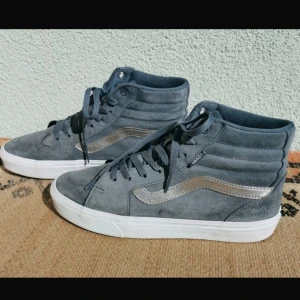 Grå höga sneakers från Vans - Säljer dessa skitsnygga grå/blå Vans. Mycket bra skick och de är i stl 40💕