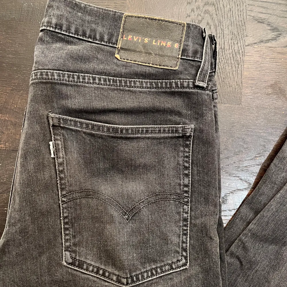 Tja säljer nu mina gamla limited edition levis line 8 jeans. Jeansen är i väldigt bra skick utan några defekter. Har du några frågor eller funderingar hör av dig.. Jeans & Byxor.