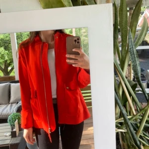 Kappa/tunn jacka - Säljer denna kappa/tunn jacka från H&M. Använd fåtal gånger men är i jätte fint skick. 