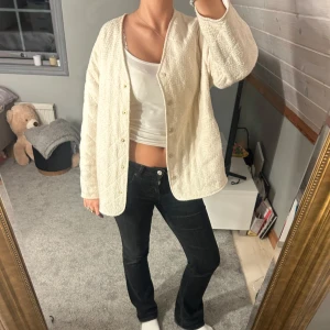 Höstjacka - En super fin creme vit jacka från Zara. Den är använd några få gånger men den är i super bra skick. 