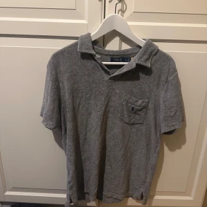 Ralph lauren frote  piké  - Säljer en riktigt snygg skön Ralph lauren frote piké som är använt ett fåtal gånger och är riktigt schysst ny pris på denna tröja ligger på 999kr och mitt pris är 499kr