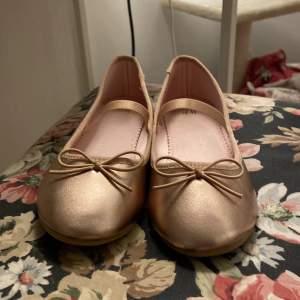 Säljer ett par söta guld-rosa ish ballerinaskor från H&M. De är nästan aldrig använda i storlek 33💓