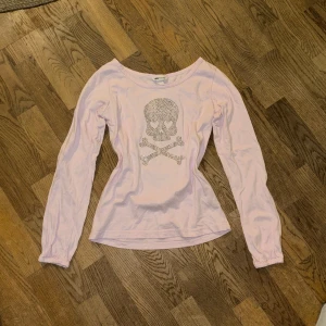 Långärmad tröja  - Ljusrosa tröja med rhinestones, inga defekter🫶