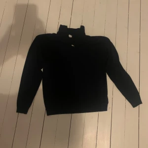 mörkblå half zip - Säljer mörkblåa half zip ifrån Lindex, jättebra skick, säljer för jag har växt ut den
