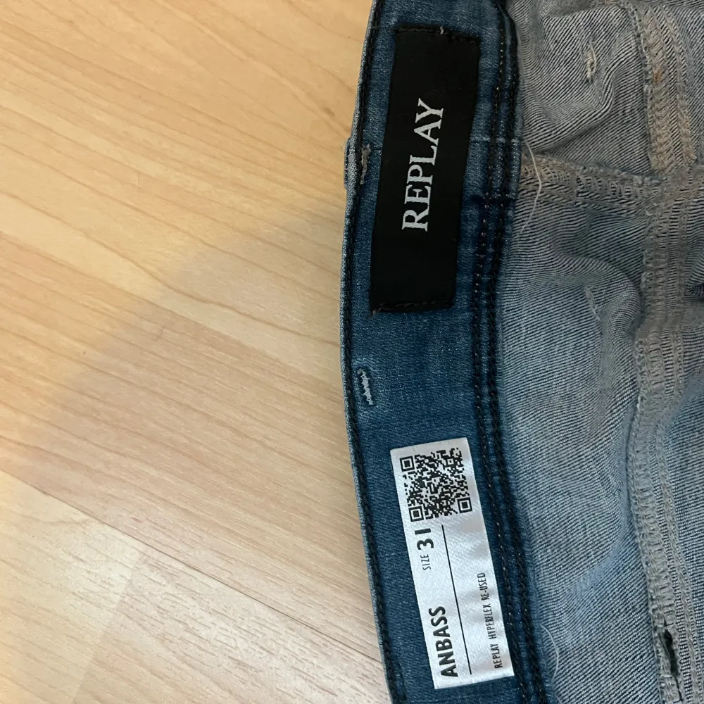 Säljer ett par snygga Replay Anbass jeans i blått. De har en modern slim passform. Använd endast 2 ggr pga dem är för stora för mig. Nypris -1800kr. Kom med prisförslag för jeansen. Bäst pris får dem för det. . Jeans & Byxor.