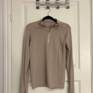 Gymtröja  - Beige gymtröja från H&M, använd fåtal gånger, storlek S