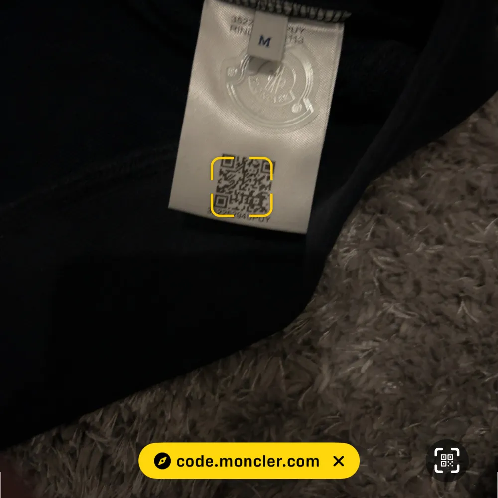 Tröja från moncler den är it äkta men den ser helt äkta ut. Helt ny lappen kvar och inga skador eller nåt. Qr kod funkar man kommer in på monclers hemsida. Kan gå ner i pris skriv ifall ni undrar nåt!. Hoodies.