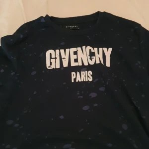 Säljer min Givenchy tröja  XL pasar even L  - Det är en Givenchy tröja  XL pasar even L . Det är ingen skada på tröjan  den är typ helt ny  Den är mörk blå 