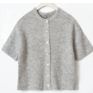 Stickad kofta - Super snygg och mysig kofta till hösten.  Slutsåld på hemsidan. Fint skick och är i storlek xs men passar även mig som har S💓💓🤗