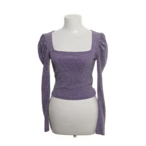 Lila glittrig fest topp - Storlek: XS  Använd endast två gånger och är i väldigt bra skick💜