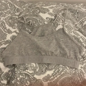 Grå topp - Jag säljer den här för den har blivit för liten. 