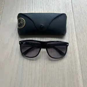 Säljer nu mina sprillans nya Ray-Ban Boyfriend. Köpta under sommaren från synsam men har inte kommit till någon användning. Kvitto, låda och fodral tillkommer vid köp. Hör av er vid intresse!