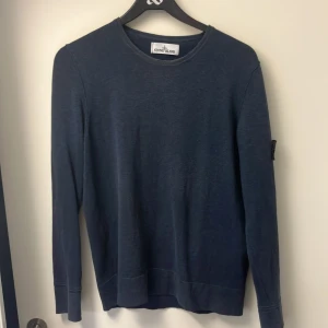 Mörkblå tröja från Stone Island - Säljer en snygg mörkblå tröja från Stone Island. En sorts tunn sweatshirt. Inga tydliga defekter alls. Skriv gärna vid frågor!