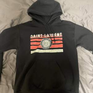 Tja, säljer denna skit feta saint Laurent hoddie. Skick: använt kanske 10 gånger så 9,5/10, färg svart, storlek S. Ingen necktag, därav äktigheten osäker. Pris kan självklart diskuteras. Om du har några funderingar så är de bara att fråga.💯