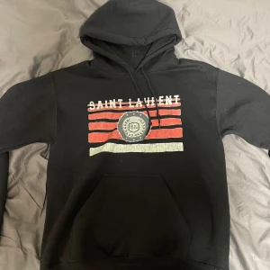 Saint Laurent hoddie - Tja, säljer denna skit feta saint Laurent hoddie. Skick: använt kanske 10 gånger så 9,5/10, färg svart, storlek S. Ingen necktag, därav äktigheten osäker. Pris kan självklart diskuteras. Om du har några funderingar så är de bara att fråga.💯