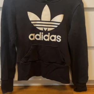 Adidas hoodie storlek xs men mer som xxs - Inga snören finns med väldigt liten i passform
