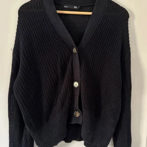 Svart cardigan - Svart stickad cardigan från lager 157. Inga defekter och knappt använd!  Storlek m 