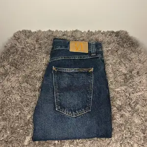 Ett par riktigt feta Nudie Jeans, med schysst tvätt och perfekt för kommande säsonger💫💯. Modell Steadie Eddie och är slim fit. Hör gärna av er vid flera frågor eller funderingar🙌💯.