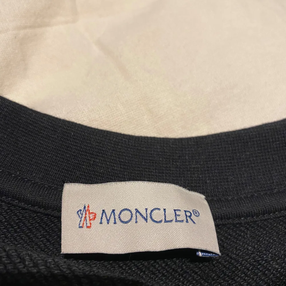 Moncler sweatshirt i väldigt bra skick, inga hål eller defekter. Säljer då den inte passar min stil längre. Storlek M och Moncler loggan går att skanna.. Tröjor & Koftor.