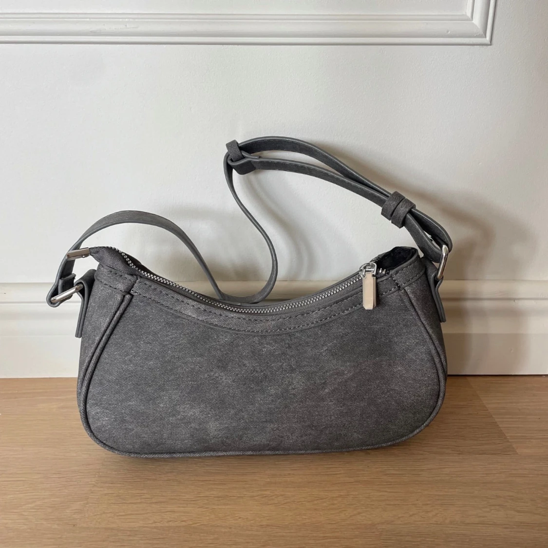 Grå axelväska med bältesdetaljer - 90