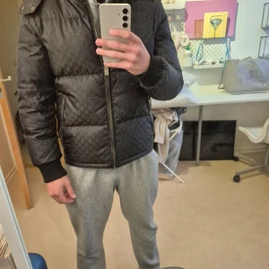 Gucci jacka/väst - Gucci jacka i storlek S med avtagbara armar och huva köpt för snart 5 år sen så finns lite slitage, har inget kvar såsom kvitto box osv.