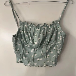 Blommigt linne - Mint linne med superfina detaljer på! Perfekt att ha under en kofta eller bara som den är! 