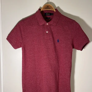 Röd pikétröja från Polo - Säljer en snygg och bekväm vinröd pikétröja från Polo i storlek S.  Tröjan är använd men i mycket fint skick. Den har inte använts så många gånger så den är nästan som ny!  (Pris går möjligtvis att diskuteras)