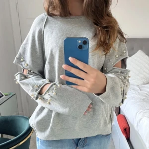 Tröja - Såå cool tröja med snygga detaljer på ärmarna💕💕 (lånade bilder)