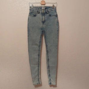 Blå skinny jeans från 157 - Säljer ett par snygga blå skinny jeans från 157. De är högmidjade och har en klassisk femficksdesign med dragkedja och knapp framtill, framfickorna är bara sydda. Det är mycket stretch. Perfekta för både vardag och fest! Knappt använda.