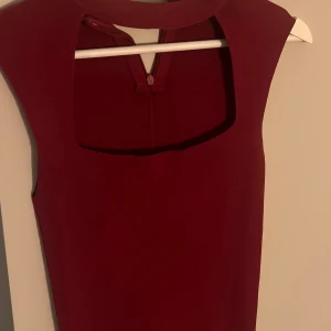 Vinröd topp  Zara - Säljer denna superfina topp då jag inte använder den. Toppen är bara använd ett fåtal gånger (Max 2) och är därför i nästan helt nytt skick❤️