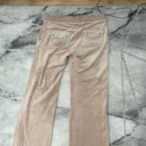 Juicy byxor - Beige juicy byxor inte använda så många gånger.