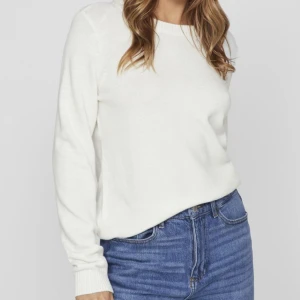 Stickad tröja - Vit stickad tröja från vila💗ny pris 330kr säljer för 100kr