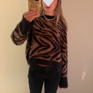 Tröja från hm - Tröja från hm, helt oanvänd och tror inte den finns längre att köpa🤍 skriv vid intresse! pris kan diskuteras🎀