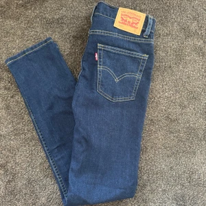 Levis Jeans Slim - Tjena, säljer ett par snygga Levis jeans som jag tyvärr har växt ut men som det inte är något fel på. Skriv vid minsta fundering🤔