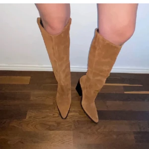 Boots Bronx  - Så fina boots från bronx, i storlek 36! Fint skick och så fina till hösten💕 Jättefun brun mocka💕