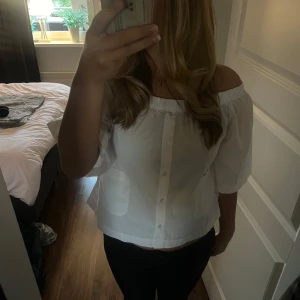 Skjortliknande blus - En jättesöt skjortliknande blus i nyskick!!🩷