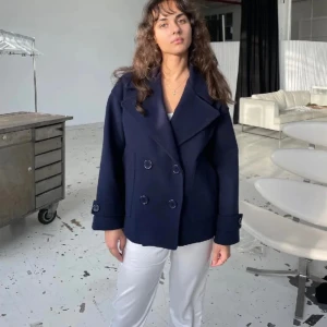 Kappa - Jättefin design by si kappa i mörkblått som är så perfekt nu till hösten! Den har blivit lite nopprig, skriv för egna bilder eller funderingar. Nypris 750. Priset kan diskuteras 