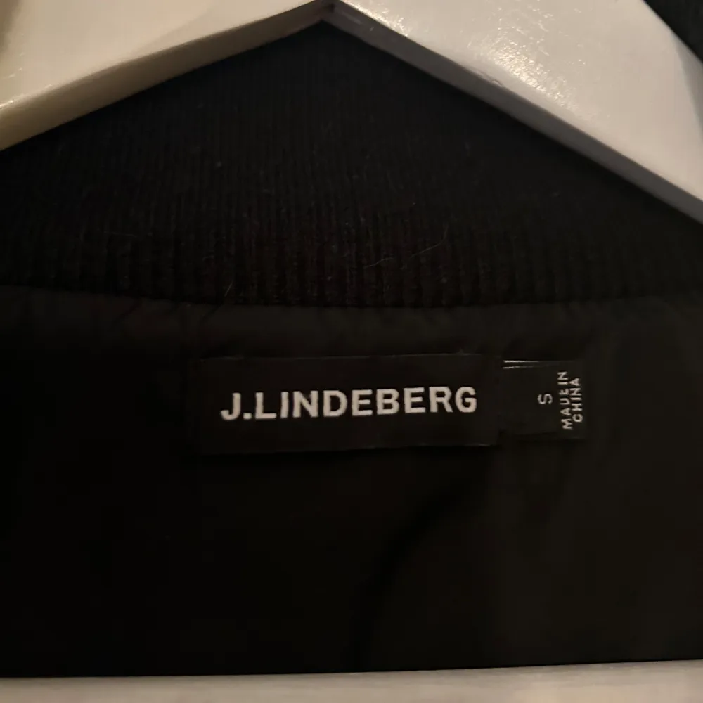 Hej! Nu säljer jag min as feta J.Lindbergs cardigan. Perfekt för den som vill hålla dig varm men även stilig nu till hösten. Skicket på jackan är 8/10. Den är sparsamt använd där av skicket. Kontakta mig gärna vid frågor eller fler bilder😁🤝. Jackor.