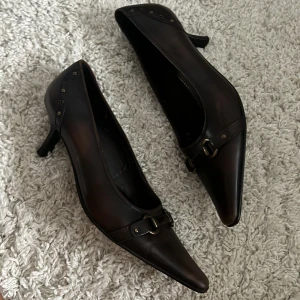 Så fina bruna klackar🔥 - Köpte second hand, slitna inne i skorna men så gott som nya på utsidan 🔥 skickar bättre bilder vid intresse! 