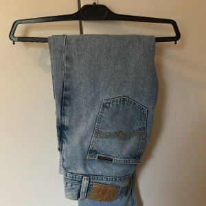 Nudie Jeans - Tjena, säljer ett par nästan helt oanvända nudie jeans i storleken 28/30 har använt byxorna max en 2 gånger.