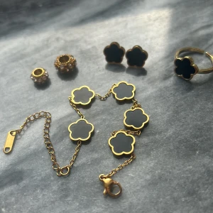 Ett armband, ett par örhängen, en ring och två berlocker💛🌼 - Två guldiga berlocker, ett par guldiga örhängen, ett jättefint armband och en ring. 🌼💛