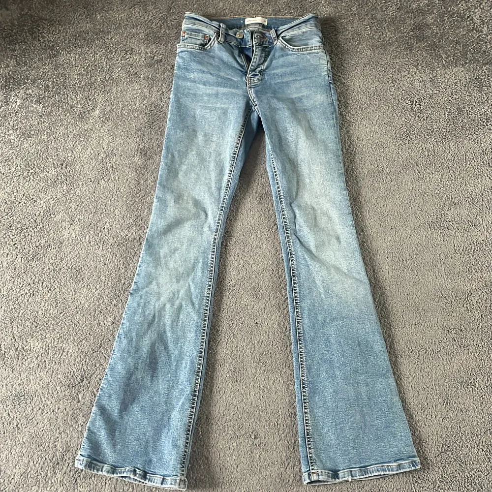 Säljer dessa snygg lågmidjade bootcut jeans från Gina i storleken xs för de inte kommer till användning.( han kanske använd dom 5 gånger)  Jag är 162 och dom är lite långa för mig! Annars jättebra. Jeans & Byxor.