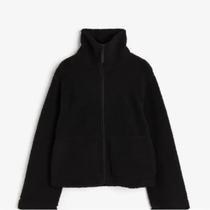 Svart teddy jacka - Säljer nu min jättefina teddy jacka då den inte kommer till användning, storlek xs men passar s. Fint skick. 